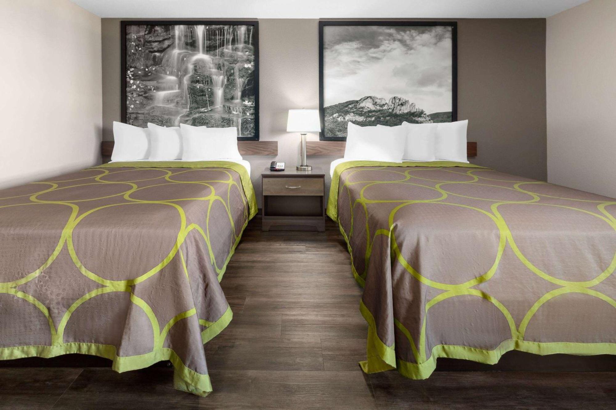 Super 8 By Wyndham Fairmont Hotel Kültér fotó